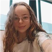 Estudiante de tercer año de ingeniería civil da clases de matemáticas o inglés